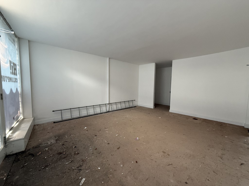 Lot: 76 - MIXED USE FREEHOLD PROPERTY WITH POTENTIAL - Additional shop/office space